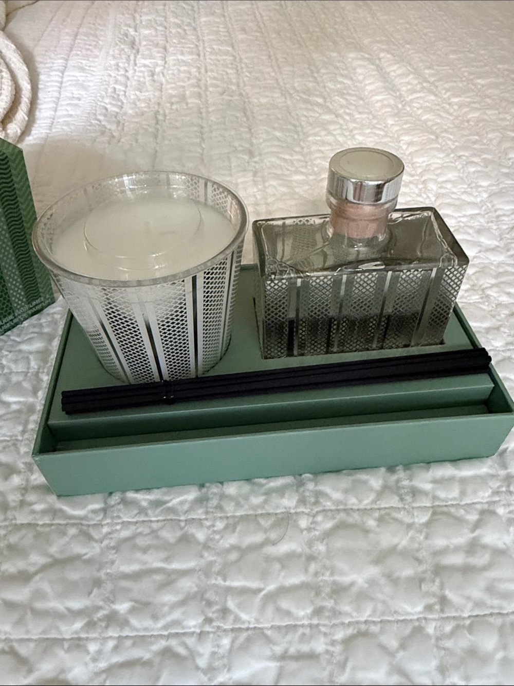 Nest Holiday candle and diffuser set